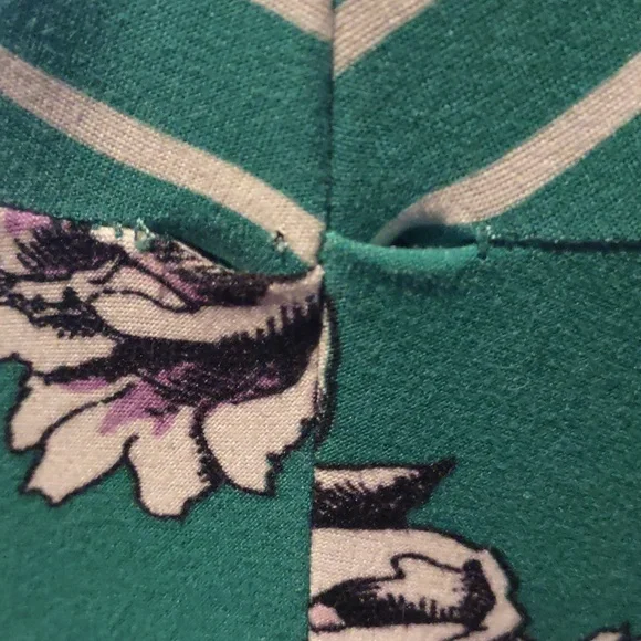 Spring/Summer Eye Candy Essentials Floral Green Women's Top with Necklace - Picture 6 of 12